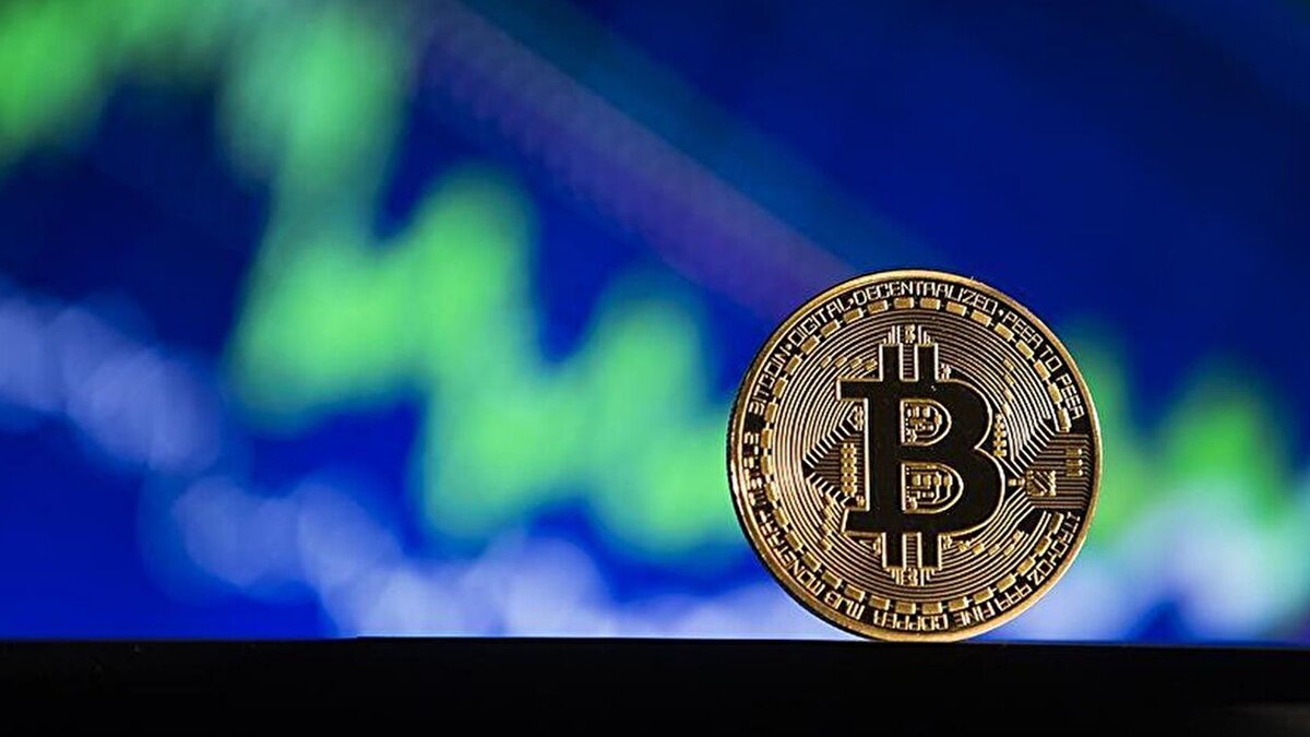 Son bir ayda, borsa yatırım fonu yöneticilerinden kurumsal hazinelere kadar birçok büyük alıcının piyasadan çekildiği görülüyor. Bu durum, yılın başlarında Bitcoin’i rekor seviyelere taşıyan likidite akışının azalmasına yol açtı. Aynı dönemde yüksek değerlemeli teknoloji hisselerindeki geri çekilme, yatırımcıların genel risk iştahını da zayıflattı.
