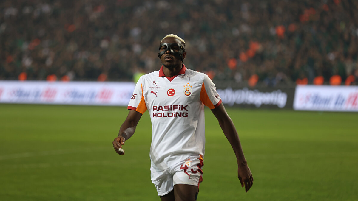 GÖZYAŞLARINA HAKİM OLAMADI<br><br>Victor Osimhen devre arasında sakatlığı nedeniyle oyundan çıktıktan sonra soyunma odasına giderken gözyaşlarını tutamadı.