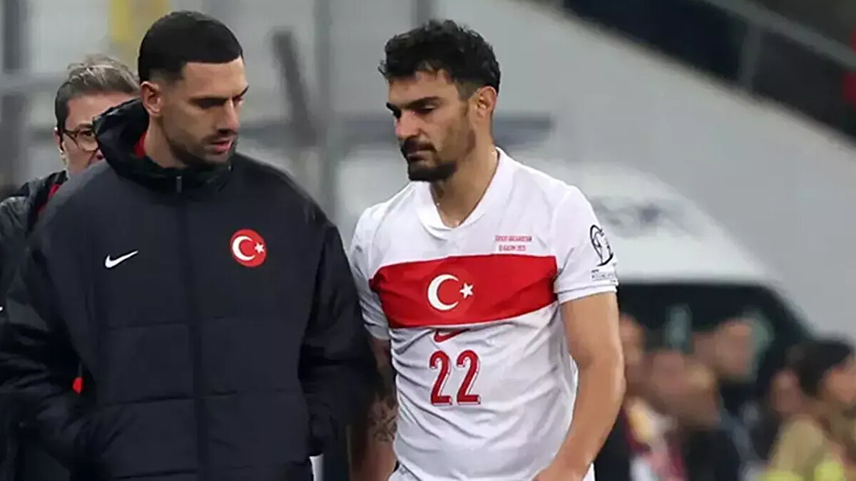 KAAN AYHAN DA SAKATLANDI<br><br>Galatasaray'ın bir başka yıldızı Kaan Ayhan, Bulgaristan maçında sakatlanmış ve oyuna devam edememişti. Tecrübeli futbolcu 81. dakikada oyundan alınmıştı.