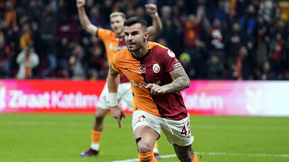 TFF DUYURDU: ABDÜLKERİM İDMANA KATILMADI<br><br>TFF, dün yapılan milli takım antrenmanında Abdülkerim'in de içinde olduğu 3 kişinin ağrıları sebebiyle idmana çıkmadığını ifade etti. Abdülkerim'in sakatlığı henüz bilinmiyor.