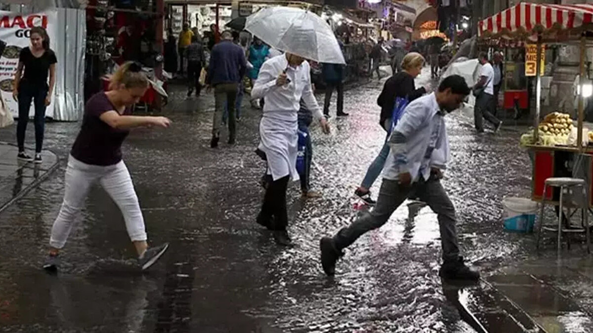 Doğu Anadolu<br><br>Bölge genelinde çok bulutlu ve yağışlı bir hava hâkim. Bitlis, Muş, Şırnak, Hakkari ile Van’ın güneybatısında yağışların kuvvetli olması bekleniyor. Yüksek rakımlarda karla karışık yağmur ve kar etkili olacak. Erzurum 6°C, Kars 8°C ve Van 9°C ölçülüyor.