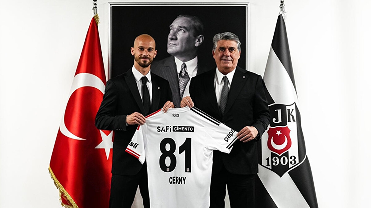 Minik taraftarın, formadaki armayı göstermek istemesi üzerine fotoğraf çekilmeden yoluna ilerleyen Cerny, taraftarın önünü kapatmasının ardından geri dönerek fotoğrafı çekildi.