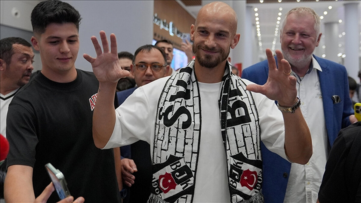 Beşiktaş’ın Çek futbolcusu Vaclav Cerny, milli arada bir alışveriş merkezinde kendisiyle fotoğraf çekilmek isteyen Fenerbahçeli bir taraftarla karşılaştı.