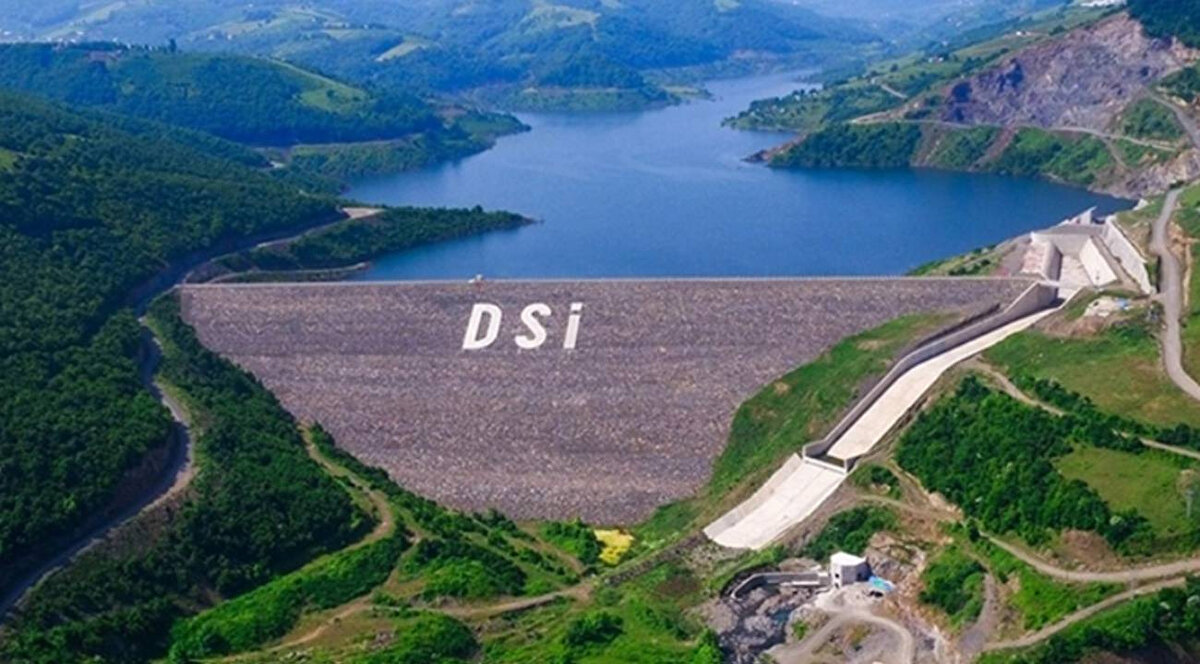 DSİ personel alımı başvuru şartları neler?<br><br>DSİ’nin başvuru kılavuzunu yayımlaması bekleniyor ancak genel olarak kurumun önceki alımlarında aranan şartlar şöyleydi:<br><br>Türkiye Cumhuriyeti vatandaşı olmak<br><br>18 yaşını tamamlamış olmak<br><br>Görev yapmaya engel sağlık sorunu bulunmamak<br><br>İlgili kadro için gerekli öğrenim ve belge şartlarını taşımak<br><br>Erkek adaylar için askerlikle ilişiği olmamak<br><br>Adli sicil şartlarını karşılamak<br><br>Net koşullar, DSİ tarafından yayımlanacak kılavuz ile kesinleşecek.