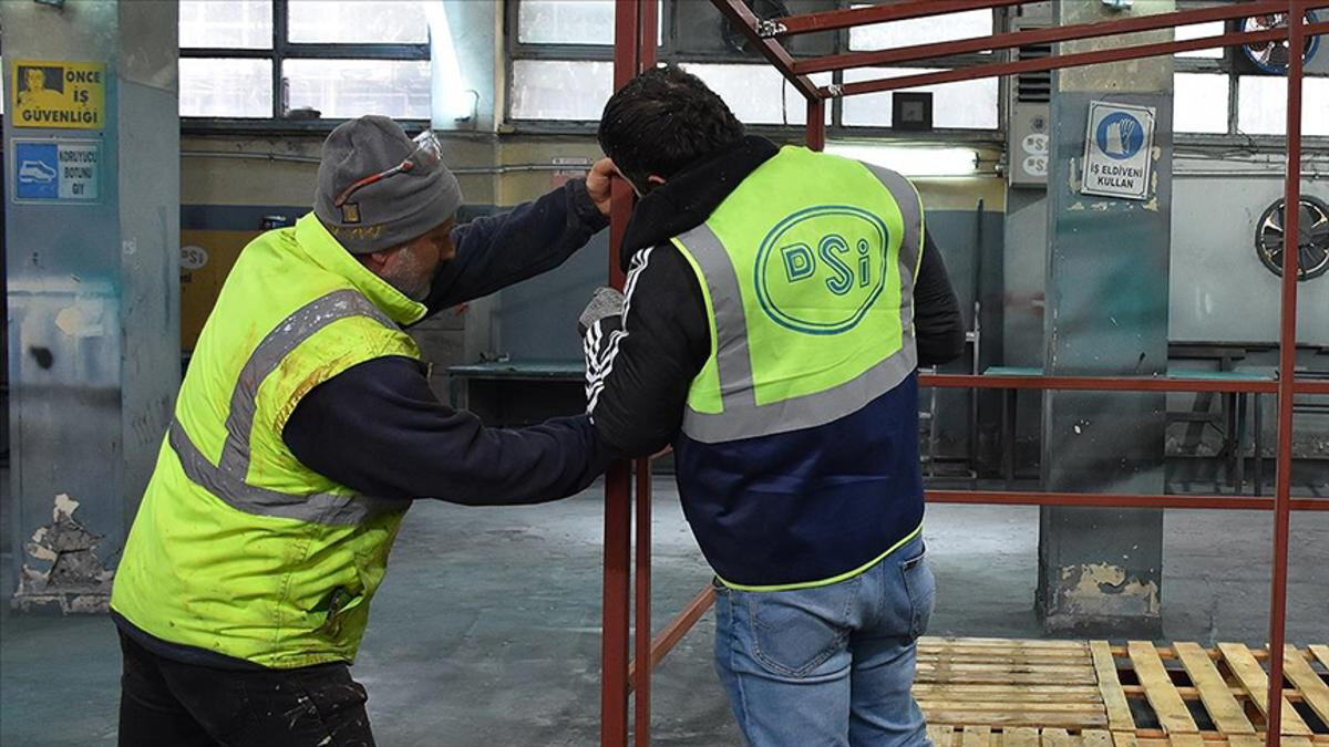 DSİ 1389 personel alımı başvuru tarihi açıklandı mı?<br><br>DSİ’nin 2025 yılı için gerçekleştireceği 1389 personel alımına ilişkin başvuru takvimi henüz resmi olarak yayımlanmadı.<br>Bakan Yumaklı'nın açıklamasına göre başvurular İŞKUR üzerinden yapılacak ancak ilan ekranı kısa süre içinde duyurulacak.<br><br>Adaylar, süreç başladığında:<br><br>İŞKUR esube.iskur.gov.tr üzerinden,<br><br>“Kamu İşçi Alımı” kategorisinden,<br><br>“DSİ Genel Müdürlüğü” ilanını takip ederek başvuru yapabilecek.