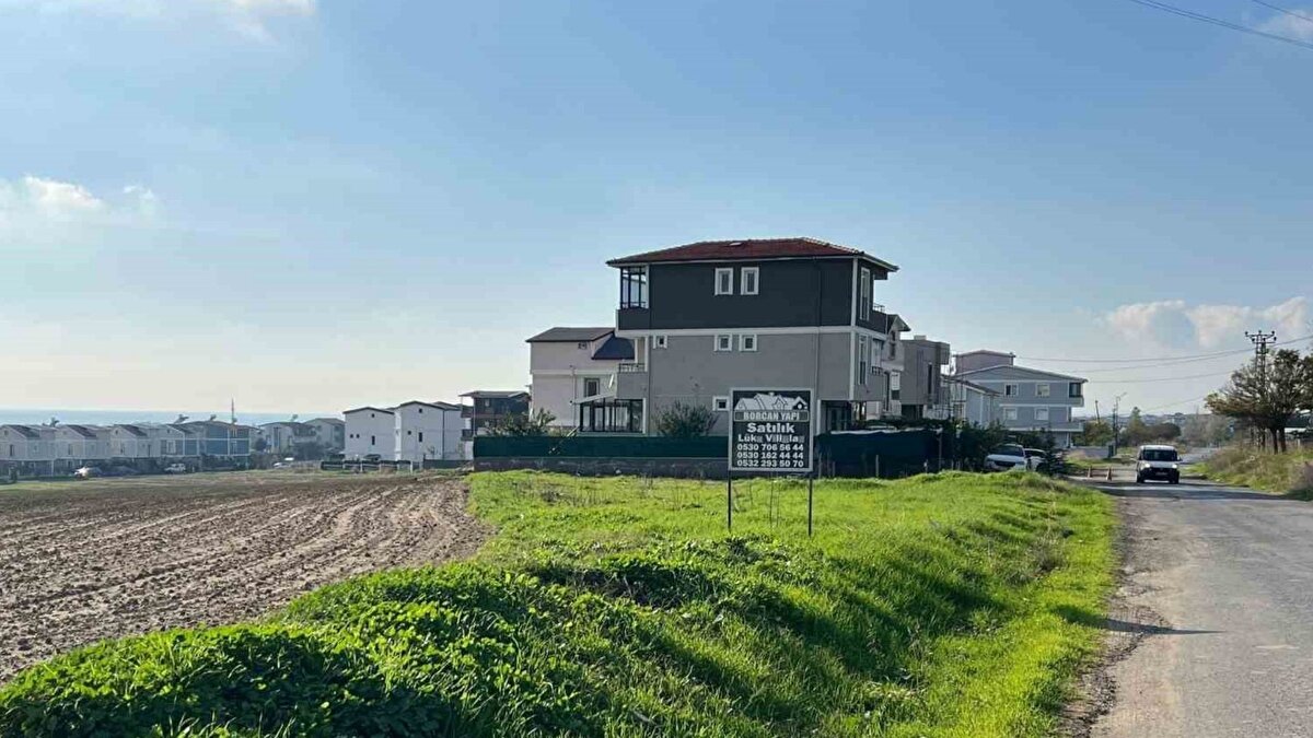 Marmaraereğlisi ilçesi Yeniçiftlik Mahallesi’nde yaşayan vatandaşlar, resmi kayıtlarda yer alan ancak fiziki olarak bulunmayan Erguvan 10 Sokak’ın kendilerini zor durumda bıraktığını belirterek yetkililere tepki gösterdi. Mahalle sakinleri, kargo ve posta teslimatlarının yapılamadığını, yol olmadığı için evlerine ulaşımın dahi zaman zaman sorun haline geldiğini ifade etti.