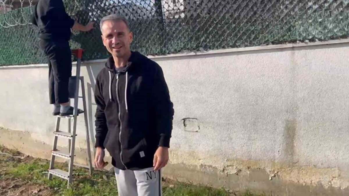 Vatandaşlar tepkili<br><br>Mahallede yaşayan Emine Öztekin yaptığı açıklamada, "Burası Erguvan 10 Sokak ama sokak yok. Postacı kargo getiriyor ama evimizi bulamıyor. Burası tarla, yazın anız yangını yaşandı, evimizi zor kurtardık. Olan yollar çok kötü. Marmaraereğlisi Belediyesi biraz ilgilensin. Yazlık bölge olduğu için su sıkıntısı yaşıyoruz, iki gündür suyumuz yok. Tekirdağ Büyükşehir Belediyesi de bu konuyla ilgilensin. Çok lüzumsuz imar veriyorlar, yol yok. Ben bu evi alsam nasıl eve gireceğim?" dedi.