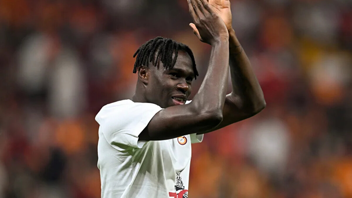 GALATASARAY'IN OLASI GELİRİ<br><br>Singo’nun mevcut piyasa değeri 28 milyon euro seviyesinde bulunuyor. Yıldız oyuncunun 2030 yılına kadar Galatasaray ile kontratı devam ederken, olası bir satışta Monaco’nun kâr payı maddesi gereği transfer gelirinin yüzde 10’unu alacağı belirtiliyor. Bu durum, Galatasaray’ın stratejik planlamasında değerlendirdiği önemli kalemlerden biri olarak öne çıkıyor.