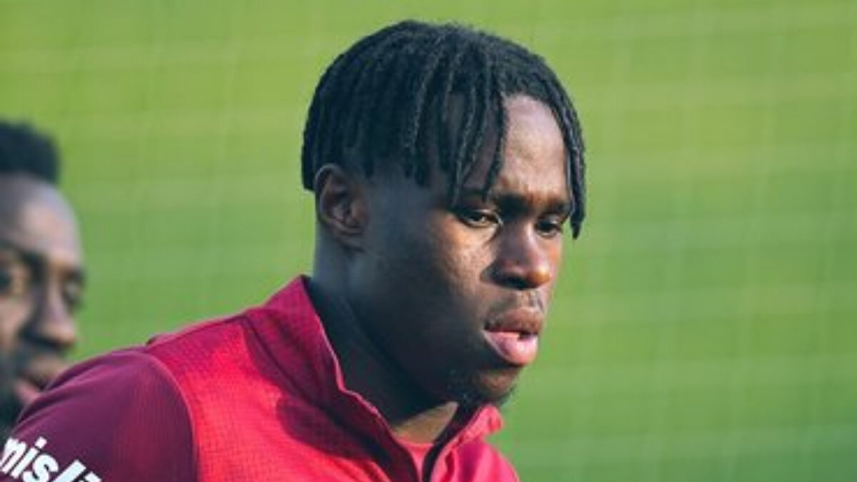 LİVERPOOL'UN RADARINDA <br><br>Türkiye Gazetesi'nin haberine göre İngiltere temsilcisi Liverpool, Singo’yu yakından izleyen kulüplerin başında geliyor. Oyuncunun sözleşmesinde yer alan 60 milyon euroluk serbest kalma maddesi, Galatasaray cephesinde potansiyel bir rekor satış beklentisini doğuruyor. Şampiyonlar Ligi maçlarında sergilediği atletik performansını sürdürmesi hâlinde transferin gerçekleşmesine kesin gözüyle bakılıyor.