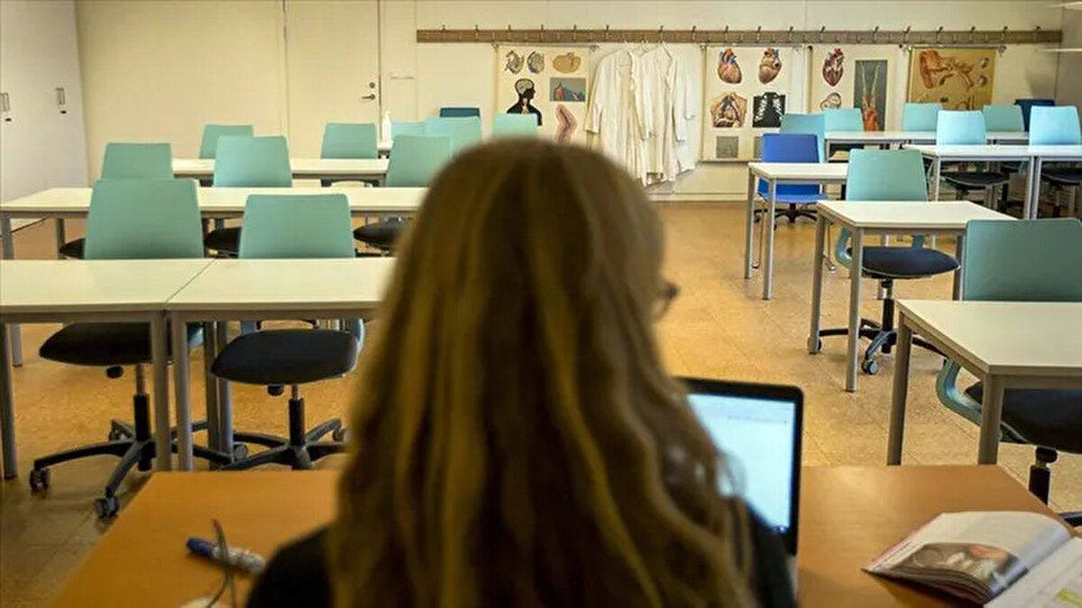 Milli Eğitim Bakanlığı (MEB), 24 Kasım Öğretmenler Günü'nde müjdesi verilecek 15 bin sözleşmeli öğretmen ataması için kritik süreci başlattı. Binlerce öğretmen adayının heyecanla beklediği tercih başvuruları bugün (17 Kasım 2025) itibarıyla başladı. MEB tarafından yayımlanan 2025 Yılı Sözleşmeli Öğretmenlik Tercih ve Atama Kılavuzu ile tüm detaylar netleşti. Adaylar, başvurularını e-Devlet sistemi üzerinden elektronik ortamda gerçekleştirecek. Peki, MEB sözleşmeli öğretmen atama tercihleri nasıl ve nereden yapılır? Atama puanı nasıl hesaplanacak? İşte 15 bin öğretmen ataması e-Devlet başvuru ekranı ve tercih sürecine dair merak edilen tüm soruların yanıtları.