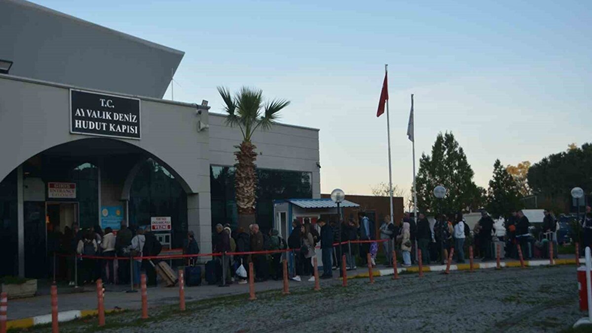 Midilli Adası Hudut Kapısı’nda; personeliyle birlikte Türk tatilcilerin valizlerini ve üst aramalarını yapan Gümrük Müdürü Katarina Apostolidou, Yoldaş çiftinin valizindeki 22 paket sigarayı gördü. Normalde 4 paket sigaraya izin verildiğini belirten Apostolidou, 18 paket sigaraya el koydu ve 1500 avro para cezası kesti. Bununla yetinmeyen Yunanlı Gümrük Müdürü, Yoldaş çiftini kelepçelenmesini sağlayarak gözaltına aldırdı ve polis eşliğinde nezarethaneye gönderdi. Diğer Türk tatilcilerin gözleri önünde kelepçelenen Emin Yoldaş ve eşi Sema Çelikkaya Yoldaş, soğuk ve olumsuz şartlara sahip nezarethanede sabaha kadar bekletildi.<br>Bu süreçte yemek bile verilmeyen Yoldaş çiftine, yalvar yakar bir Yunan polis memuru tarafından bir şişe su verildi. Soğuk nezarethanede sabahlayan Emin Yoldaş, nezarethane çıkışında Covit 19’a yakalanırken, eşi Sema Çelikkaya Yoldaş da nezarethanede panik atak rahatsızlığı yaşadı.