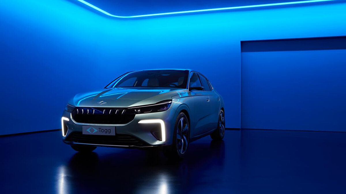 Türkiye’nin mobilite markası TOGG, T10X’ten sonra sedan segmentindeki yeni modeli T10F’yi resmi olarak satışa sundu. Modern coupe silueti, fastback tasarımı, geniş iç hacmi ve yüksek teknoloji donanımıyla öne çıkan TOGG T10F, elektrikli sedan pazarında güçlü bir rekabet yaratmaya aday. Türkiye pazarında 15 Eylül 2025 itibarıyla satışına başlanan model, Almanya’da ise 29 Eylül’de kullanıcılarla buluştu. Hem menzil performansı hem de ödeme avantajlarıyla dikkat çeken T10F, şimdiden büyük ilgi görüyor.