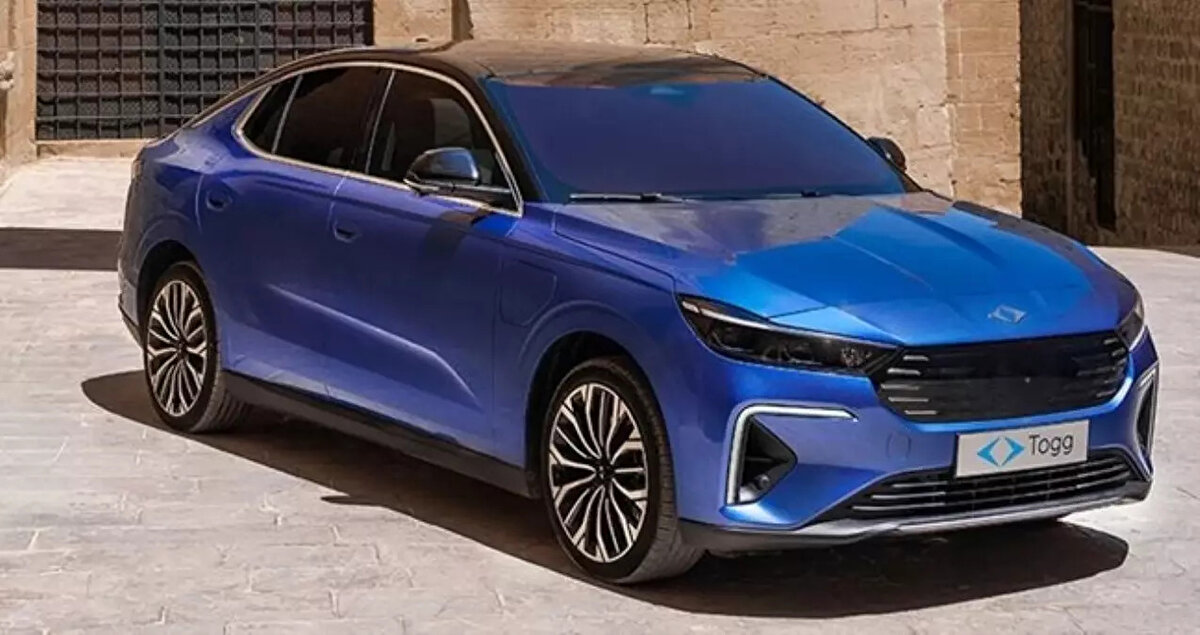 TOGG T10F Teknik Özellikleri<br>Batarya ve Menzil<br><br>52,4 kWh batarya: 350 km menzil<br><br>88,5 kWh batarya: 600 km menzil<br><br>Motor Seçenekleri<br><br>RWD (Arkadan itiş) – Tek motor<br><br>AWD (4More) – Çift motor ve daha yüksek performans<br><br>Teknoloji ve İç Mekân<br><br>29 inç panoramik multimedya ekran<br><br>Türkçe sesli komut sistemi<br><br>ADAS ileri sürüş asistanları paketi<br><br>Geniş fastback bagaj hacmi<br><br>9 renk seçeneği (Mardin, Urla dahil)