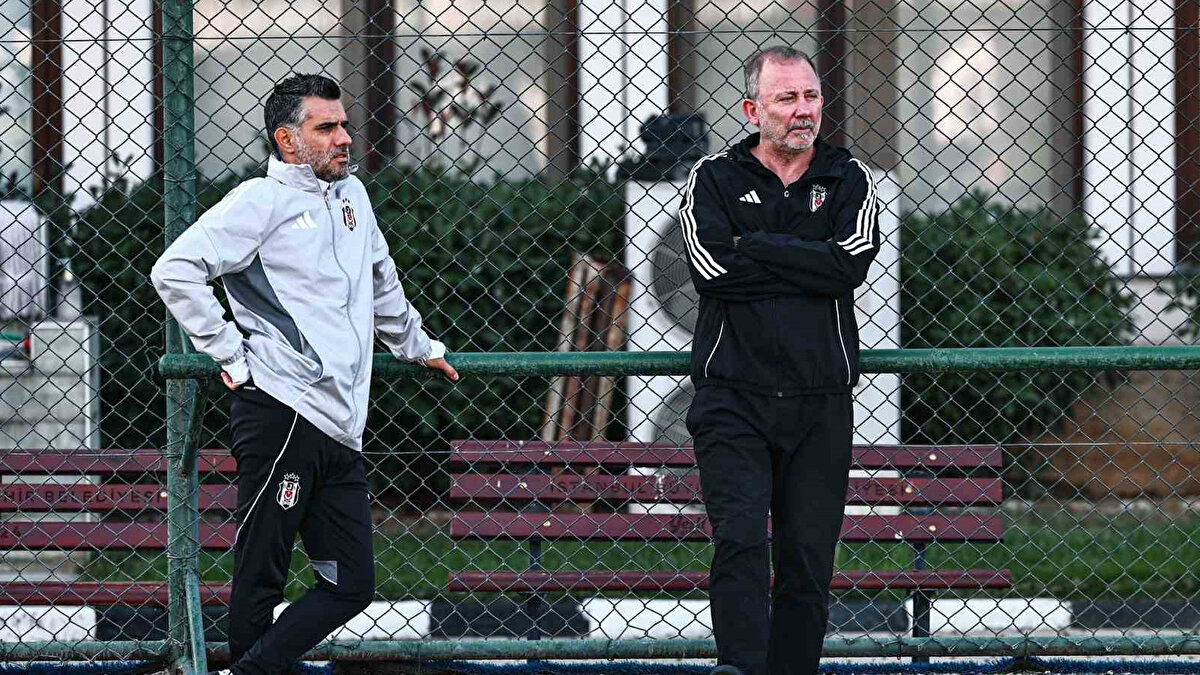 SERGEN YALÇIN: RAFA KALMAK İSTEMEDİ<br><br>Teknik direktör Sergen Yalçın, basın toplantısında Rafa Silva’nın idmanlara çıkmayı reddettiğini ve kendisiyle iletişim kurmadığını açıklayarak krizi doğruladı. Yalçın’ın, “Görüşme yaptık, kalmak istemediğini söyledi” ifadeleri dikkat çekti.<br>