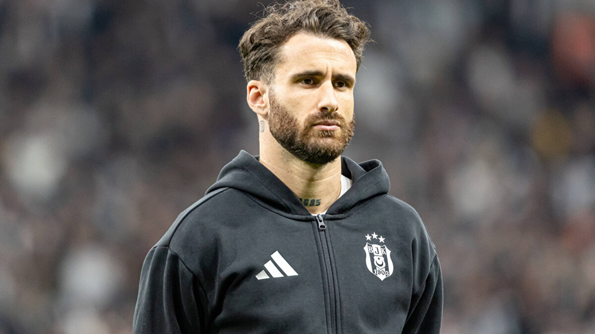 TESİSTE GÜN BOYUNCA ODASINDAN ÇIKMADI<br><br>Portekizli oyuncu dün sabah tesislere giriş yaptıktan sonra saatlerce odasında bekledi. Sabah salonda yapılan çalışmaya çıkmayan, akşam idmanında yer alması beklenen Portekizli yine odasından çıkmadı. <br>