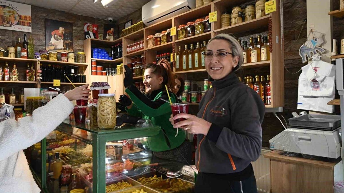 Eskişehir’de yaşayan ve 10 yıllık evli Şenay (50) ve eşi Çağlar Balkandere (50) 2016 yılında birlikte Turşu Evim isimli bir işletme açtı. Kentin turistik yerlerinden olan Deliklitaş Mahallesi Değirmen Sokak üzerinde turşu satışı yapan karı-koca, el ele vererek turşu kurmaktan satışa kadar bütün işleri birlikte yapıp geçimlerini sağladı. Bölgede oldukça ünlü olan Balkandere çiftinin turşu dükkanı turistler başta olmak üzere vatandaşlarca tercih edilen bir işletme haline geldi.