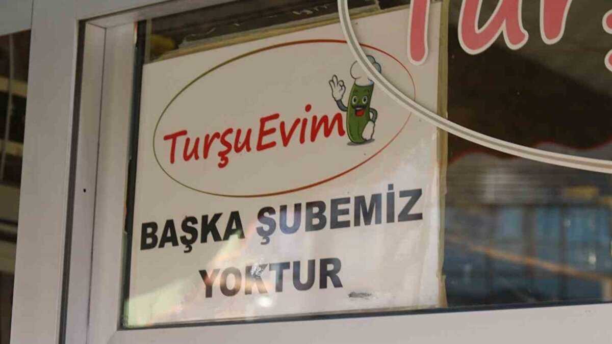 "Keşke limon ve sirkeden dolayı olsaydı"<br><br>Şenay Balkandere yaşanan durumla alakalı, "2016 yılından beri işletiyoruz. Fakat bir yıldır bazı tatsızlıklar sonucu eşimle boşanmaya karar verdik. Dolayısıyla bu süreç içerisinde eşim, benim haberim olmadan, şubeleşmiş gibi tam karşıma aynı dükkanı açınca sosyal medya da bu olay gündeme gelmesiyle ayrılık süreci ve bazı şeyler ortaya çıkmış oldu. Herkes ‘Limon mu, sirke mi; Neşeli Günleri mi anımsıyoruz?’ diye bize soru sorsalar da maalesef durum öyle değil. Keşke limon ve sirkeden dolayı olsaydı, ama bazı nedenlerden dolayı bu ayrılık başımıza geldi. Böyle bir olayın içinde bulduk kendimizi. Sosyal medyada yayınlanan videodan özellikle akşamüstü gençler falan ‘Gerçekten böyle bir yer var mı?’ diye ilgi arttı. Artık daha çok gelen giden oluyor. Bizim bu konuda hukuki süreçlerimiz devam ediyor. Çünkü haksız rekabete giriyor. Evet dükkan açmış olabilirsin, ama aynı renk aynı logo, isim benzerliği haksız rekabete girdiği için bu konudaki hukuki süreçleri ben başlattım. Artık adalete kalmış bir durumda" dedi.<br>