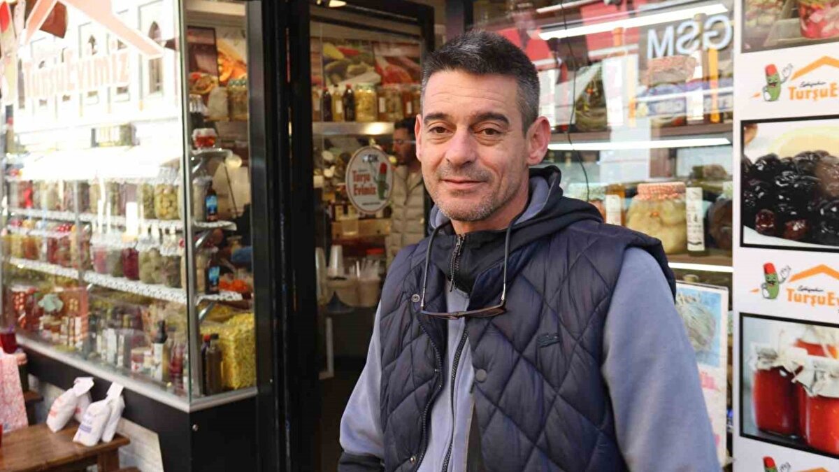 "Kırmızı Başlıklı Kız’ı dinledin ama bir de Kurdu dinle bakalım"<br><br>Eşinin işlettiği dükkanın karşısına turşucu açan Çağlar Balkandere, "Karşı dükkanı biz karı koca kurmuştuk. Yani orası onların kendilerine ait değil. Burası kız kardeşimin. Bir boşanma sözünde biliyorsunuz 6284. madde var. Kadının beyanı esastır. Erkek mağdur duruma düşüyor. Bir uzaklaştırma alınca üstüne de dükkan kendisinin üstüne olduğu için otomatikman dükkandan uzaklaştırılmış oldum. Evinden uzaklaştırıyorsun. Otomatikman işinden de uzaklaştırıyorsun yani. Orası kendisinin kurduğu bir işletme değil, beraber kurduğumuz bir işletme. İsmi hiç öyle benzemiyor. Onun normal ismi Balkandere turşu evimiz. Yani turşu evim değil. Balkandere turşu evim. Yani direkt. O tabelaya yazdırmadı onu. Ruhsatta da "Balkandere Turşu Evim" diye geçiyor. Yani bu da "Eskişehir Turşu Evimiz" oldu. Şimdi gerçekleri konuşursak, Kırmızı Başlıklı Kız’ı dinledin ama bir de Kurdu dinle bakalım. Kurt neden acaba kızı ısırdı! Yani oradaki bir senaryo. Senaryo burada hemen hemen yakın bir şeye geldi. Nasıl geldi, bizim turşuyla alakamız yok. Yani turşu sirke mi, limon mu değil de bizimki aile sebeplerden bir boşanma oldu. Burası da nasip oldu. Burada başka bir firma vardı. Ben de işsiz kalınca kız kardeşim ve eşi dediler ki, "Biz sana destek olalım abi. Böyle bir yerde tekrardan devam eder misin?" Ben de ’Olur’ dedim. Burası denk geldi. Yoksa isteyerek, inat olsun diye değil. Boşalan bir dükkan vardı" ifadelerini kullandı.