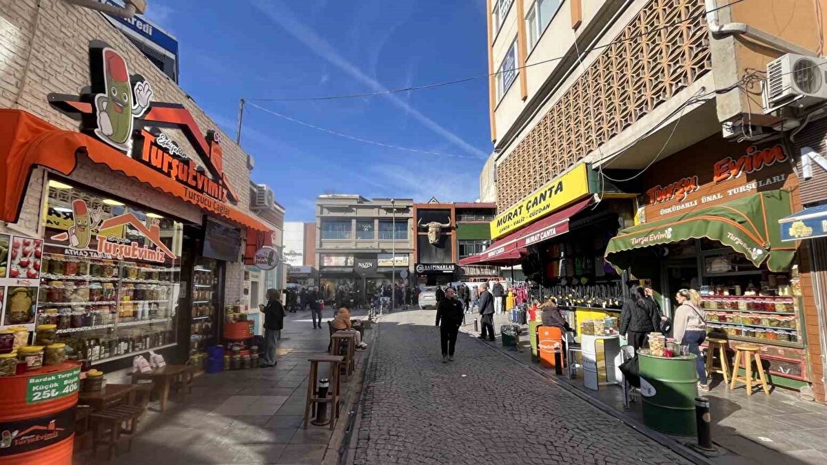 "Fiyatların altında kalıyoruz çünkü karşı taraf fiyatlara satış yapıyor"<br><br>Eşiyle rekabetin çetin geçtiğine değinen Şenay Balkandere şöyle devam etti;<br>"On sene kendisiyle yaşadım. Birlikte bu işi yaptık on yıl boyunca. Onun için herkes kendi lezzetini sevgisini katarak artık piyasada kendi rekabetini gösteriyor. Çünkü aynı şubeleşmişiz diye düşünerekten tabii ki karşı tarafa alışverişe giden dönen de çok oldu. Lezzetin farklı olduğunu söyleyerek dönüşler alıyoruz genelde. Maalesef bu seneye göre fiyatların çok altında kalıyoruz. Çünkü karşı taraf rekabete giriyor. Piyasada yer alabilmek kendisini tanıtabilmek için olması gerekenden düşük fiyatlara satış yapıyor, o da kendince haklıdır muhakkak, biz de normal fiyatlara çıkamıyoruz."