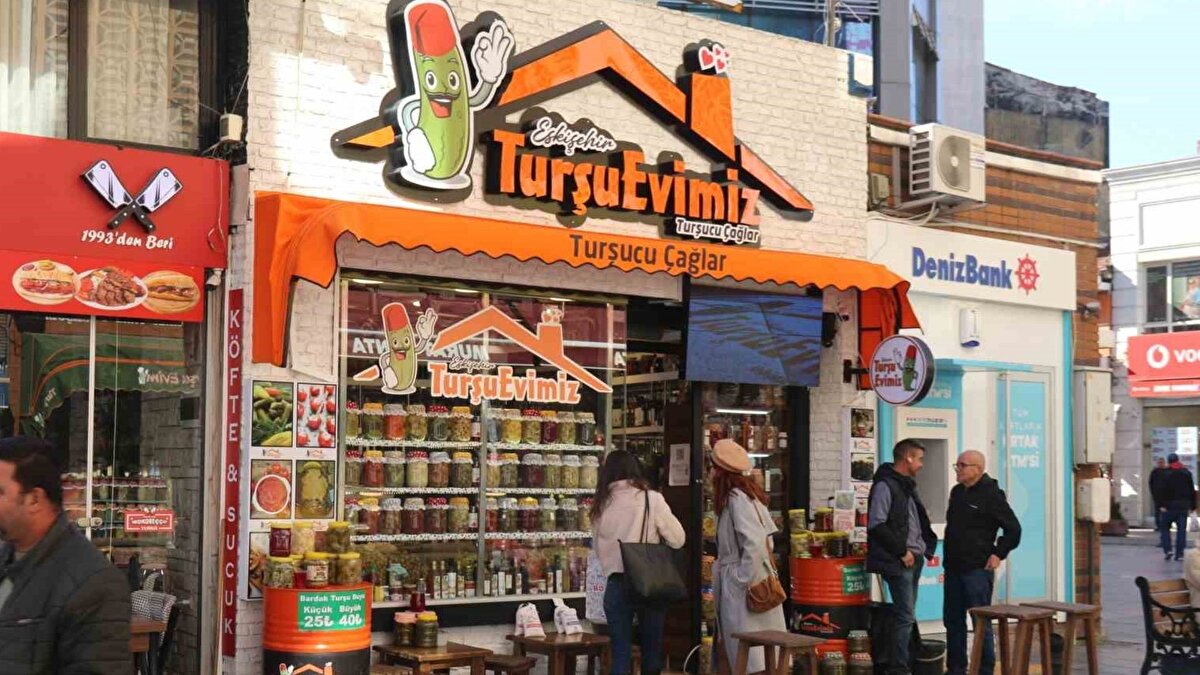 "Aileler ikiye bölünüyor"<br><br>Balkandere çiftinin komşusu olan kokoreç dükkanı işleten Emirhan Dalyan, "Bizim için zevkli oldu. Güzel günler geçiriyoruz. İki tarafta da turşu var. Gelen müşterilerden enerjik cevaplar alıyoruz, cevaplar veriyoruz, güzel sohbetler geçiyor. İki tarafta çok güzel işler yapıyor. Şenay abla bize biraz daha samimi. Onunla aramız çok güzel. O mahalleye geldiğinden beri mahallemizin havasına değişti. Eskiden yoktu buralarda. O varken artık çayımız, kahvemiz, muhabbetimiz, sohbetimiz de eksik olmuyor. Böyle bir şey olması onlar için iyi oldu mu bilmiyorum ama bizim için iyi oldu. Eğlenceli tepkisi de aynısı. ’Zeki Müren de bizi görecek mi ?’ bir usulü. Nasıl yapacaklarını, nereden alacaklarını bilmiyorlar. Aileler ikiye bölünüyor. Anne bir yerden, baba diğerinden alıyor. Lezzet testi de yapıyorlar. Güzel şeyler de çeviriyorlar" dedi.