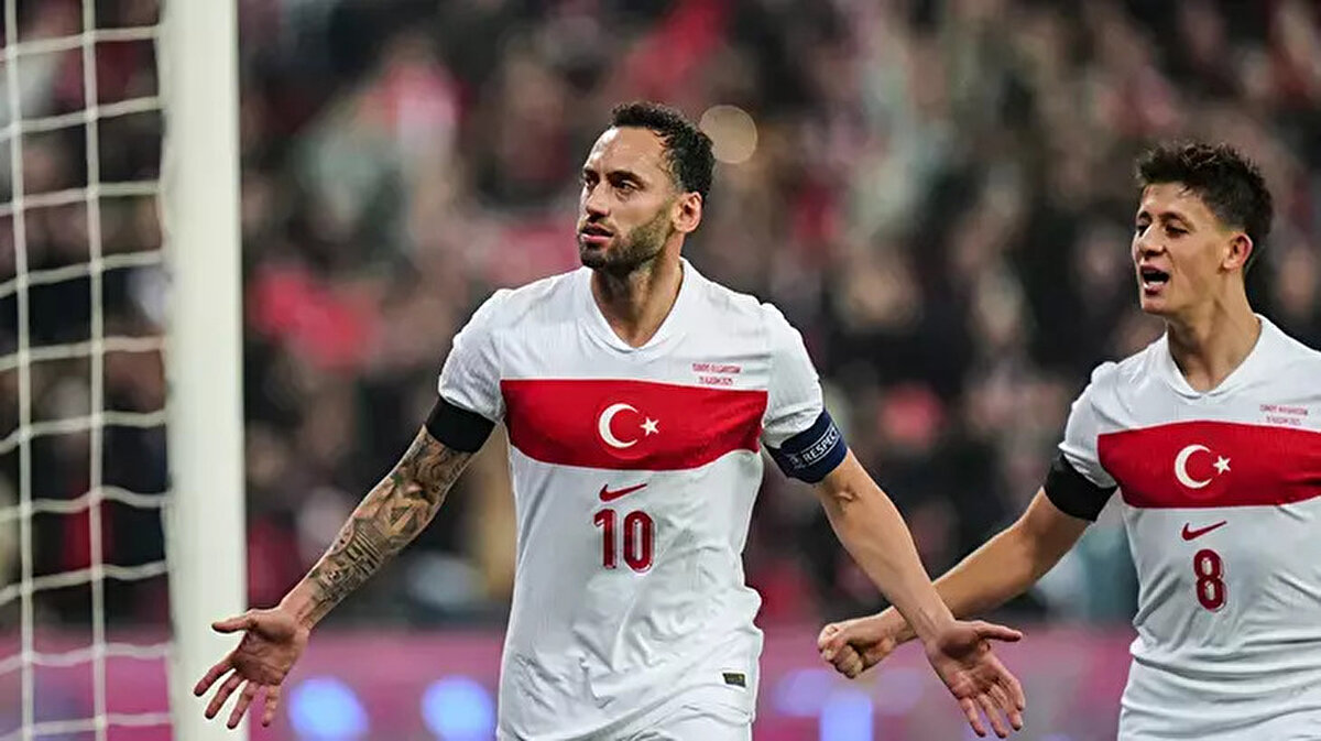 2026 FIFA Dünya Kupası Elemeleri E Grubu'nda heyecan dorukta! A Milli Futbol Takımı, grubun son maçında lider İspanya'ya konuk oluyor. Bulgaristan'ı 2-0 mağlup ederek Play-Off biletini garantileyen Bizim Çocuklar, zorlu Sevilla deplasmanında sahaya çıkıyor. Futbolseverler ise ekran başında yerini almak için "İspanya Türkiye maçı ne zaman, saat kaçta, hangi kanalda?" sorularına yanıt arıyor. İşte milli maçın yayın bilgileri ve detaylar. A Milli Takımımız, 2026 Dünya Kupası Elemeleri E Grubu 6. ve son hafta maçında dünya devi İspanya ile karşı karşıya geliyor. Grupta 5'te 5 yapan İspanya liderliğini korurken, Millilerimiz mucizevi bir skorla liderliği alıp Dünya Kupası'na doğrudan gitmenin ya da Play-Off öncesi moral depolamanın peşinde. Peki, İspanya - Türkiye maçı şifreli mi, şifresiz mi?