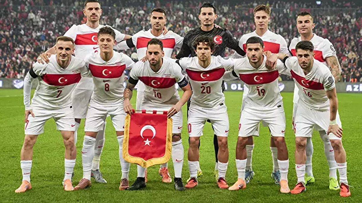 MİLLİ MAÇ HANGİ KANALDA? ŞİFRELİ Mİ, ŞİFRESİZ Mİ?<br><br>Futbolseverlerin en çok merak ettiği konu maçın yayıncısı oldu. İspanya - Türkiye maçı, TV8 ekranlarından şifresiz ve canlı olarak izlenebilecek.<br><br>Karşılaşma aynı zamanda dijital içerik platformu EXXEN üzerinden de naklen yayınlanacak.