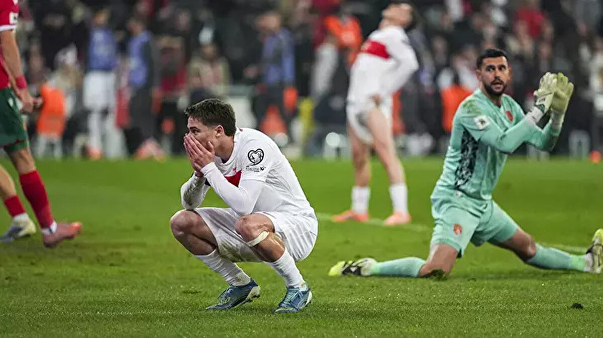 TÜRKİYE GRUPTAN NASIL LİDER ÇIKAR?<br><br>A Milli Takım'ın grubu lider tamamlayarak Dünya Kupası'na doğrudan gitmesi matematiksel olarak mümkün olsa da mucizelere bağlı. Mevcut durumda Türkiye'nin +5, İspanya'nın ise +19 averajı bulunuyor. Millilerin grubu lider bitirebilmesi için rakibini deplasmanda 7 ve üzeri farklı skorla mağlup etmesi gerekiyor. Aksi tüm sonuçlarda Türkiye yoluna Play-Off aşamasından devam edecek.