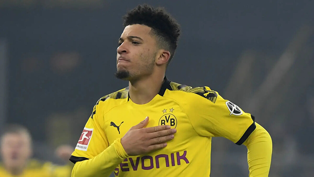 İngiltere Premier Lig’in dikkat çeken isimlerinden Jadon Sancho’nun İstanbul’da bir restoranda görülmesi, Fenerbahçe taraftarını heyecanlandırdı..