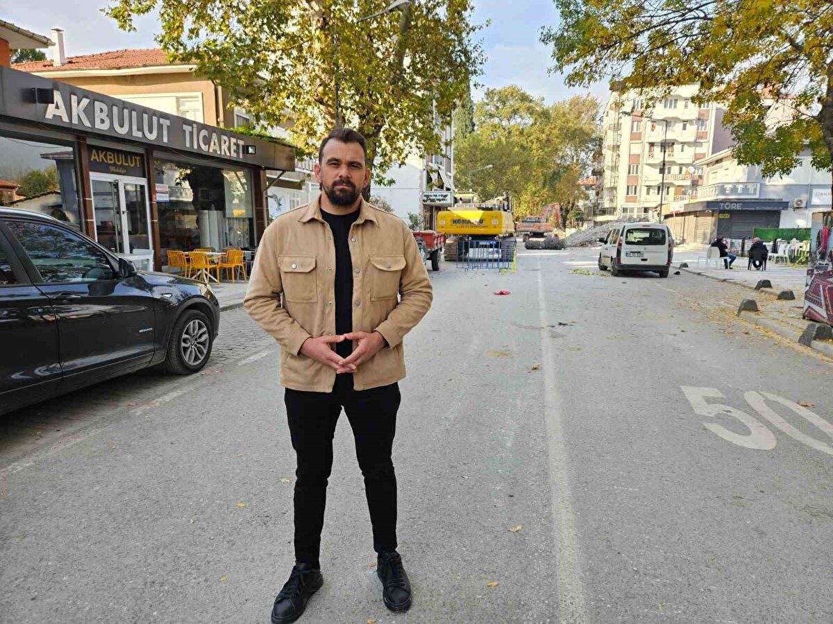 “2000 öncesi yapılar Türkiye genelinde büyük risk taşıyor”<br><br>Türkiye’nin birçok noktasında 2000 yılı öncesi yapı stoğunun ciddi tehlike oluşturduğunu ifade eden Gücek, kentsel dönüşümün geciktirilmemesi gerektiğini, “Yeni yönetmeliğe uygun binalar depremde çatlak bile almazken, hemen yanındaki eski yapı tamamen yıkılabiliyor.” diye belirtti.