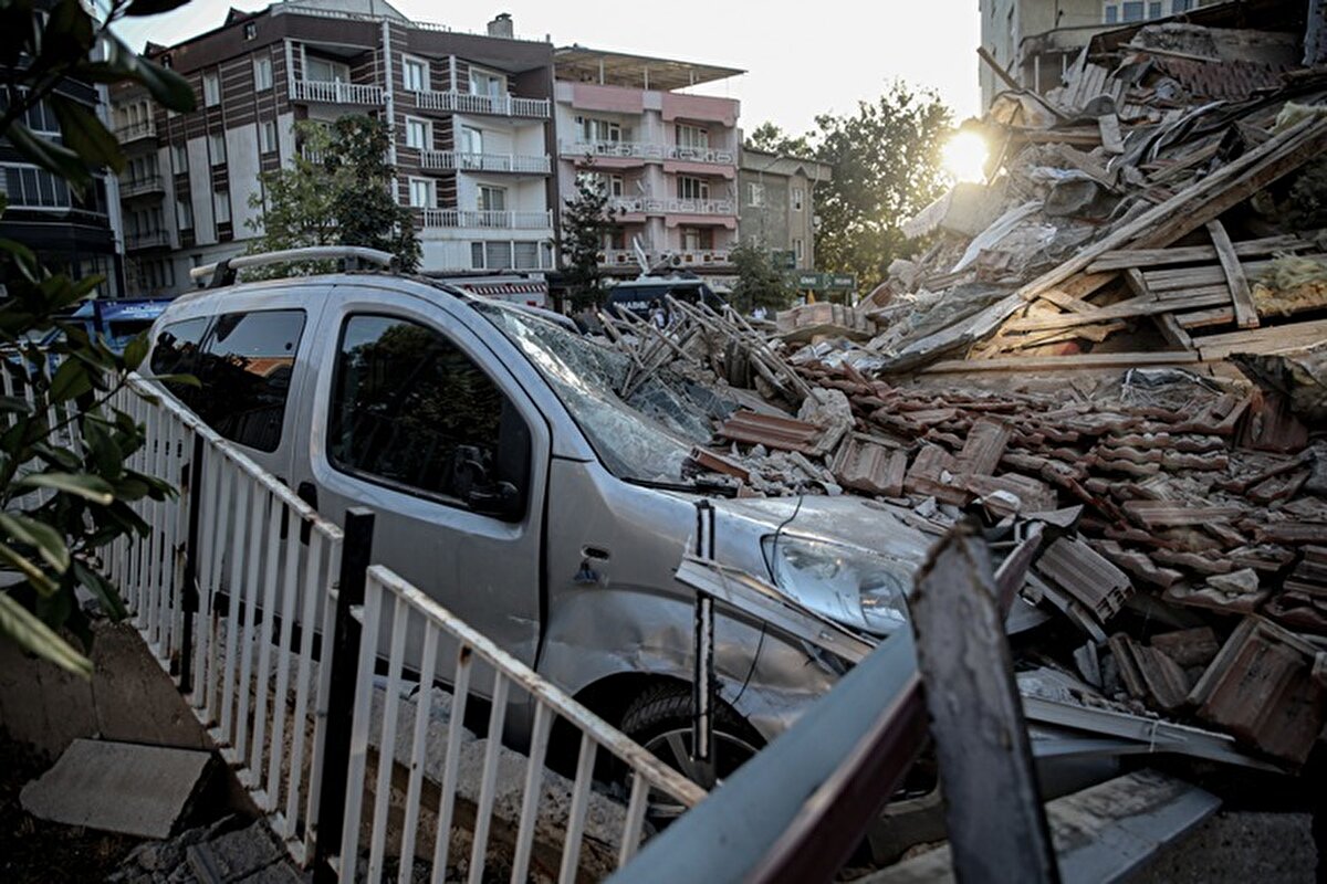 Uzman Doç. Dr. Süleyman Gücek, Sındırgı’da art arda yaşanan depremlerde ortaya çıkan yıkımın zemin-yapı uyumsuzluğundan ve büyük oranda 2000 öncesi yığma yapılardan kaynaklandığını açıkladı. İlk deprem sonrası yapılan hızlı hasar tespitlerinin ikinci depremde can kaybını önlediğini vurgulayan Gücek, Türkiye genelinde kentsel dönüşümün daha da hızlandırılması gerektiğini söyledi.