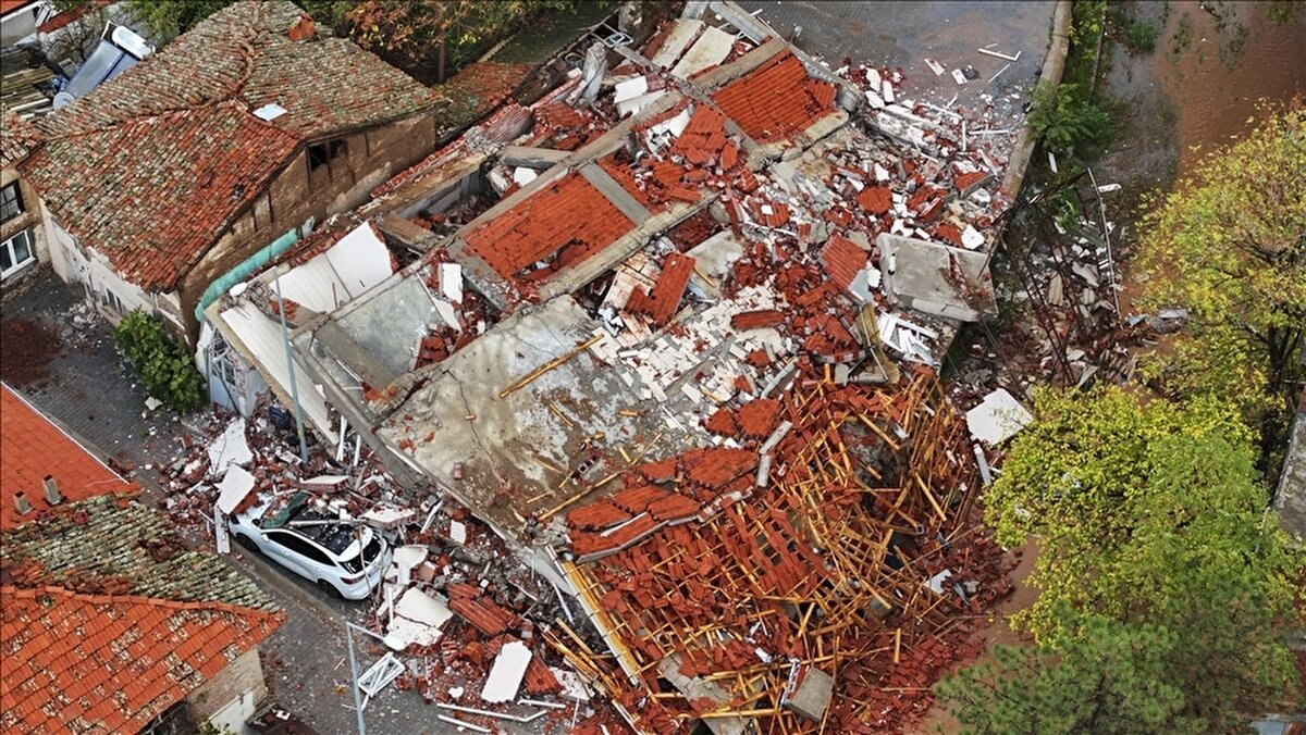 “724 bina ilk depremde ağır hasarlıydı”<br><br>Uzman isim, 10 Ağustos depreminde 724 binanın acil yıkılacak veya yıkık olarak kayıtlara geçtiğini hatırlatarak, en fazla hasarın görüldüğü bölgeler hakkında şu bilgileri paylaştı:<br><br>Fay hattına yakın bölgeler<br><br>Alüvyon zeminli alanlar<br><br>Yığma yapı yoğunluğu bulunan yerler<br><br>Bu alanlarda zemin ve yapı tipinin birleşmesiyle hasarın kaçınılmaz olduğunun altını çizdi.