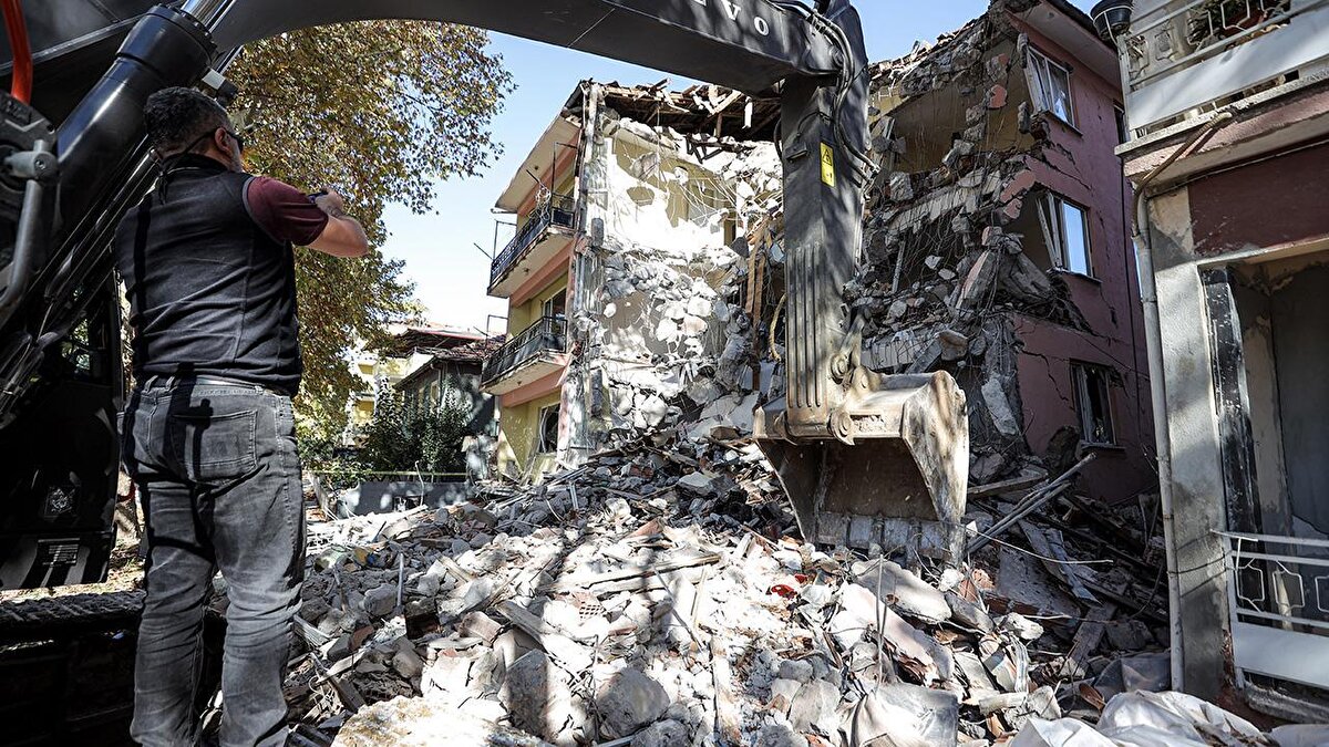 Afyon Kocatepe Üniversitesi İnşaat Mühendisliği Bölümü Jeoteknik Ana Bilim Dalı Öğretim Üyesi Uzman Doç. Dr. Süleyman Gücek, Balıkesir’in Sındırgı ilçesinde yaşanan depremlerden sonra en çok merak edilen, “Neden bu kadar fazla hasar oluştu?” sorusuna yanıt verdi.<br><br>Gücek, hem 10 Ağustos hem de 27 Ekim depremleri sonrasında bölgede gönüllü olarak görev aldığını belirterek, asıl yıkımın kaynağını şu sözlerle açıkladı:<br><br>“Hasarın büyük kısmı 2000 yılı öncesi, mühendislik hizmeti almamış yığma yapılardan kaynaklanıyor.”