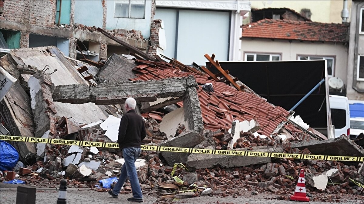 Sındırgı’da iki büyük depremin ardından toplam bin 250’ye yakın binanın acil yıkılacak veya ağır hasarlı olduğu tespit edildi. Uzmanlara göre asıl tehlike, Türkiye genelinde milyonlarca yapıyı oluşturan eski yapı stoğu.