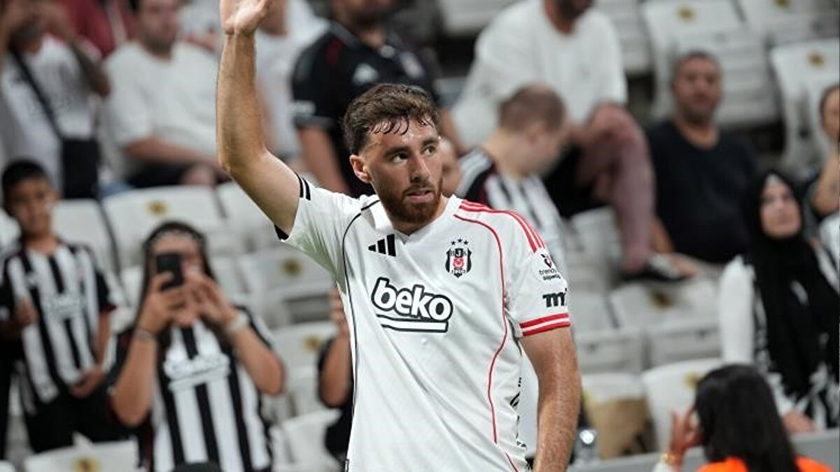 Beşiktaş’ın en pahalı transferi olarak tarihe geçen Orkun Kökçü, Fenerbahçe maçında gördüğü kırmızı kart sebebiyle maçın en çok konuşulan ismi olmuştu.