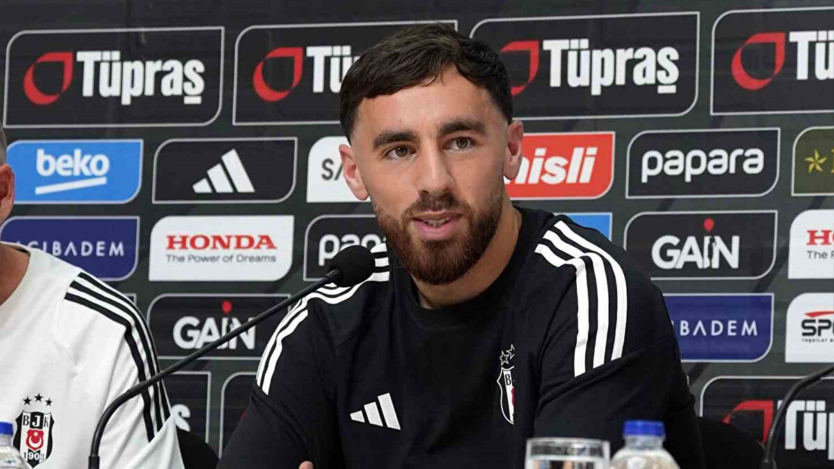 “Beşiktaşlılığın vermiş olduğu bir şey vardı”<br><br>Gördüğü kart sonrası büyük üzüntü yaşayan Orkun Kökçü’nün ruh haline de değinen Baba Kökçü, oğlunun kariyer geçmişini hatırlattı:<br><br>“Orkun çok üzüldü. Daha önce 318 maç oynamış, sadece bir kez kırmızı kart görmüş. Burada duyguların, Beşiktaşlılığın vermiş olduğu bir coşku ve hırs vardı. Orkun’a yüklenmiş olabilirler ama o buna alışık. Orkun bu ülkenin Avrupa’daki simgesiydi, insanların onun neler yaşadığını unutmasını doğru bulmuyorum. Allah büyük, her şey daha iyi olur.”<br>