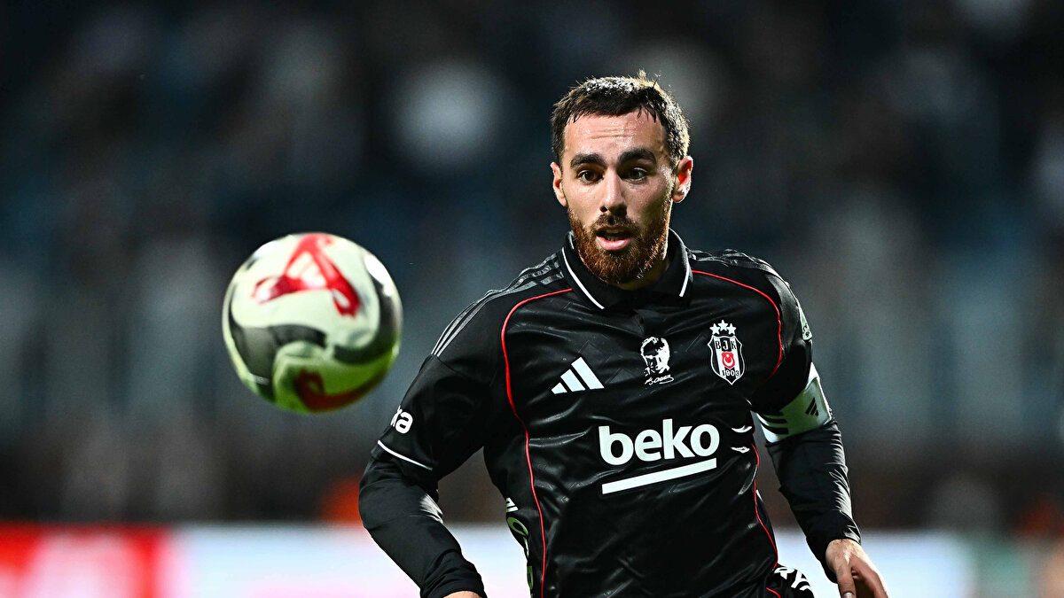 “Fenerbahçe maçında yaşadığı anlık bir şeydi, sadece topu kapma hareketiydi. Üstelik Edson Alvarez, onun Hollanda’dan çocukluk arkadaşı. Yanlışlık oldu, zaten ikisi de kalkıp birbirine sarıldı. Taç, gol, korner gibi, kırmızı kart da futbolun içerisinde olabilir.”<br><br>Halis Kökçü'nün bu açıklaması, sert müdahalenin arkasındaki kişisel rekabetin ötesinde, anlık bir refleks ve talihsizlik olduğunu ifade etti. <br>