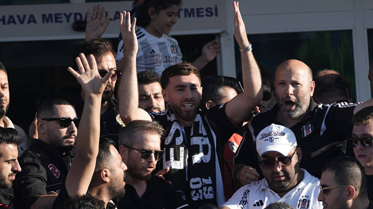 Taraftar karşılaması: “Torunlara anlatılacak birh hatıra”<br><br>Orkun Kökçü’nün Beşiktaş’a transfer sürecine ve taraftarların gösterdiği büyük ilgiye de değinen baba Kökçü, bu anların kendileri için ne kadar özel olduğunu belirtti.<br><br>“Orkun evine geldi. Bunu görmeyen ya da görmek istemeyen insanlar var. Biz evimize geldik, taraftarımız da bize bunu en iyi şekilde gösterdi. Karşılama bizi inanılmaz gururlandırdı. İnsanlar torunlarına söyler ya bazı şeyleri, bu da öyle bir şey.”<br><br>Transferin imza sürecinin bile olağanüstü bir yoğunlukta geçtiğini belirten Halis Kökçü, o anki coşku nedeniyle “Başkan dahil çoğumuz 5 dakikadan sonra koptuk. Sonrasını hatırlamıyoruz,” ifadeleriyle duygusal anları aktardı.