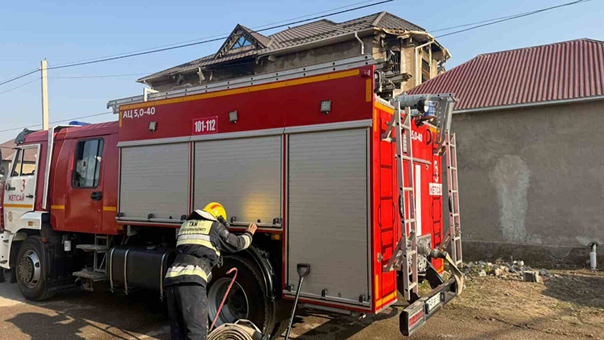 Kazakistan’ın Türkistan bölgesine bağlı Jetisay ilçesi, Algabas köyünde 2 katlı bir evde sabah saatlerinde yangın çıktı.