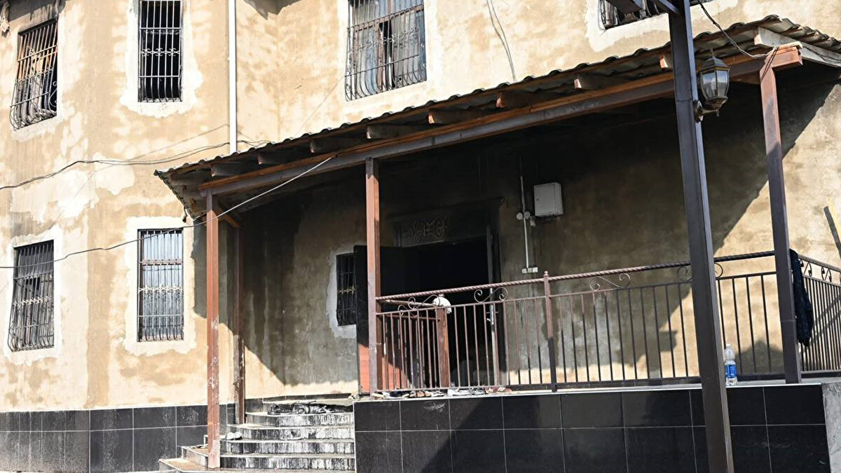 Acil Durumlar Departmanı ekipleri olay yerine ulaştığında alevlerin evi tamamen sardığı belirlendi. Yangın sırasında evde bulunan 12 kişi hayatını kaybederken, bunların 9’unun çocuk olduğu açıklandı. Yangından 3 kişi yaralı olarak kurtarıldı ve hastaneye kaldırıldı.<br><br>Komşuların aktardığına göre yangın öncesinde evde bir etkinlik düzenlenmişti. Yangın, 360 metrekarelik alanı etkisi altına aldıktan sonra söndürüldü. Yetkililer soruşturma başlatarak yangının çıkış nedenini araştırıyor.