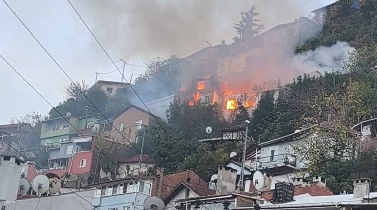 Mahallede büyük paniğe neden olan yangın, Bursa Büyükşehir Belediyesi İtfaiye Daire Başkanlığı ekiplerinin yoğun çabasıyla kontrol altına alındı.