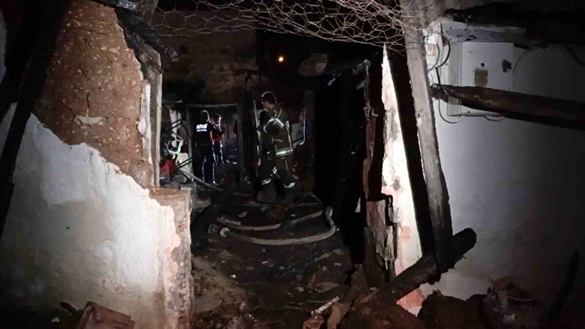 Kaya’nın ölüm haberi mahallede büyük üzüntüye neden olurken, olayla ilgili soruşturmanın sürdüğü bildirildi.