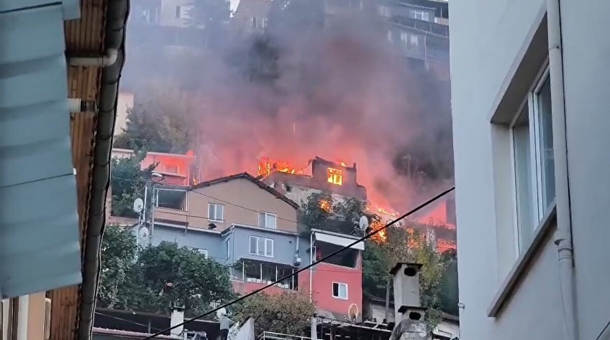 Uludağ eteklerinde bulunan Osmangazi ilçesi Mollafenari Mahallesi’nde, Kuştepe mevkiindeki 2 katlı evde çıkan yangın, dar sokaklar ve bitişik nizam yapılar nedeniyle hızla büyüdü, alevler kısa sürede bitişikteki diğer eve de sıçradı. 
