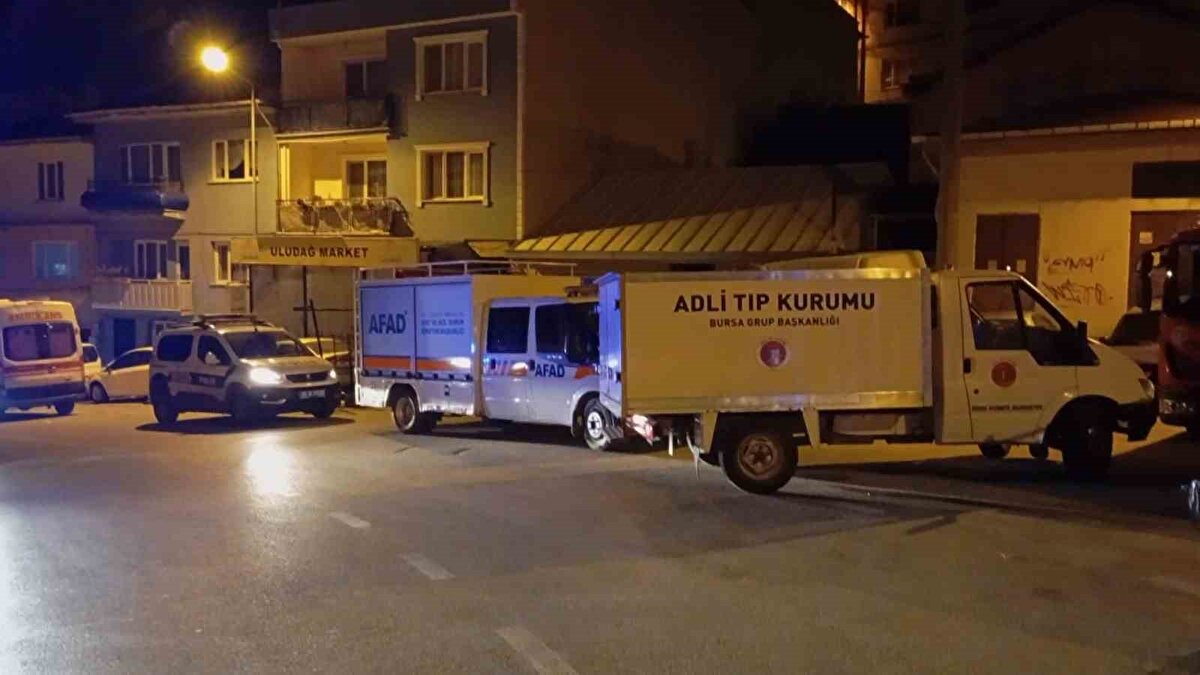 Yangının çıkış nedeni ise itfaiye ve polis ekiplerinin incelemesinin ardından netlik kazanacak.