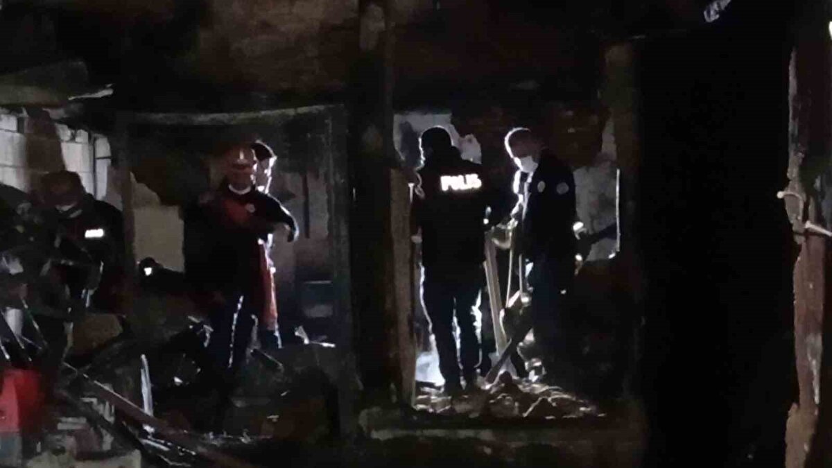 Yangın sırasında kendisine ulaşılamayan ev sahibi Kazım Kaya’ya (78) yönelik arama çalışmaları, ekiplerin soğutma çalışmaları sırasında sonuç verdi. Enkazda ve çevresinde yapılan detaylı incelemede Kaya’nın cansız bedenine gece saat 03.00 sıralarında ulaşıldı. 