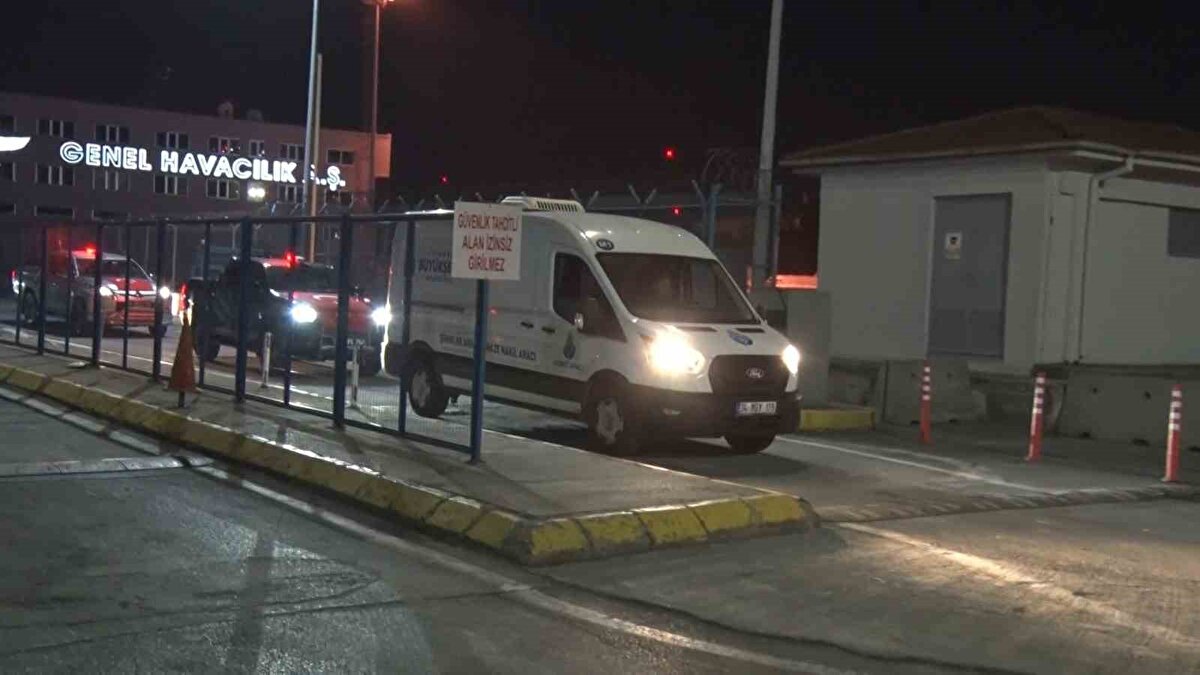 Hırvatistan Rijeka Havaalanı’ndan 13 Kasım Perşembe günü havalandıktan sonra Senj kenti yakınlarına düşen Orman Genel Müdürlüğü’ne ait AT-802 tipi yangın söndürme uçağında şehit olan pilot Hasan Bahar’ın naaşı Türkiye’ye getirildi. 