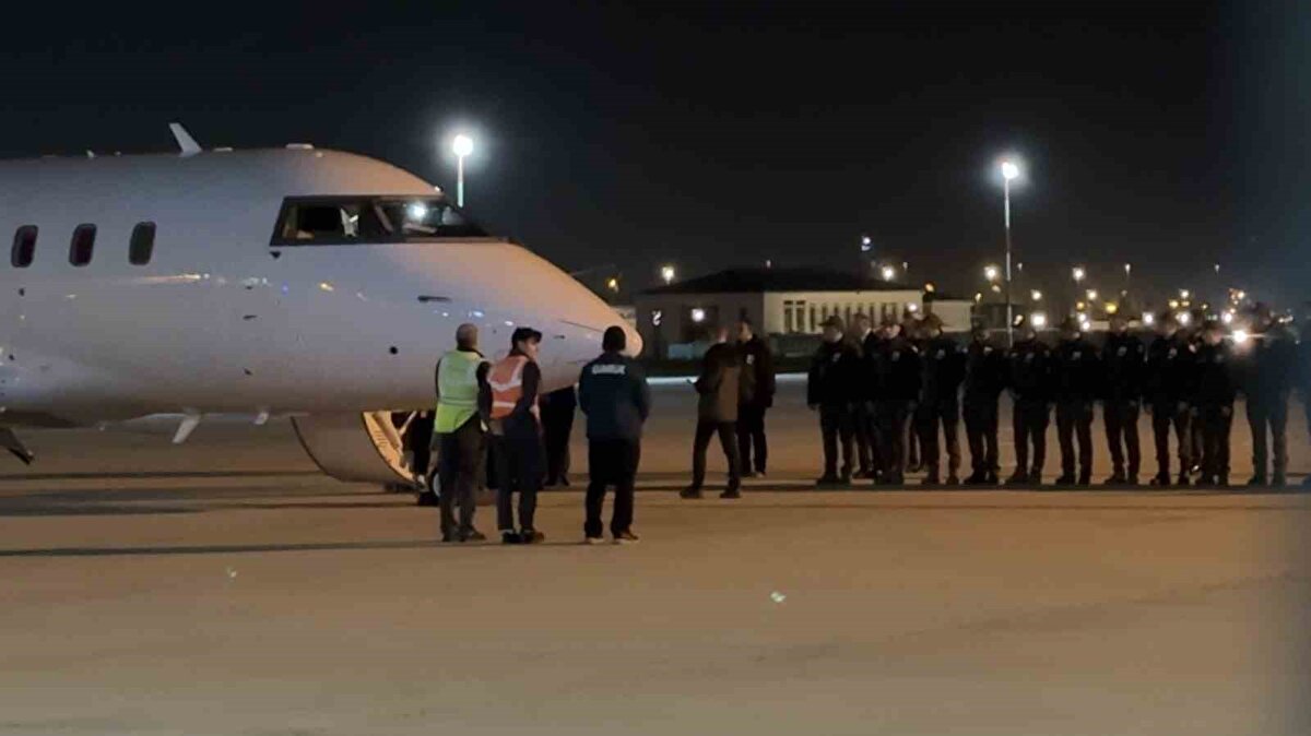 Şehit pilot Hasan Bahar’ın naaşı gece saatlerinde Sağlık Bakanlığı’na bağlı özel uçakla Atatürk Havalimanı Genel Havacılık Terminali’ne indirildi.