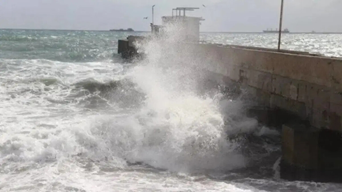 Fırtına uyarısı nedir, hangi illeri kapsıyor?<br><br>Meteoroloji’den yapılan açıklamada, Marmara bölgesi ile Kuzey Ege kıyılarında rüzgârın güney ve güneybatı yönlerinden kuvvetli, yer yer kısa süreli fırtına şeklinde (50-70 km/saat) eseceği belirtildi. Olumsuz hava koşullarına karşı vatandaşların dikkatli olması istendi.