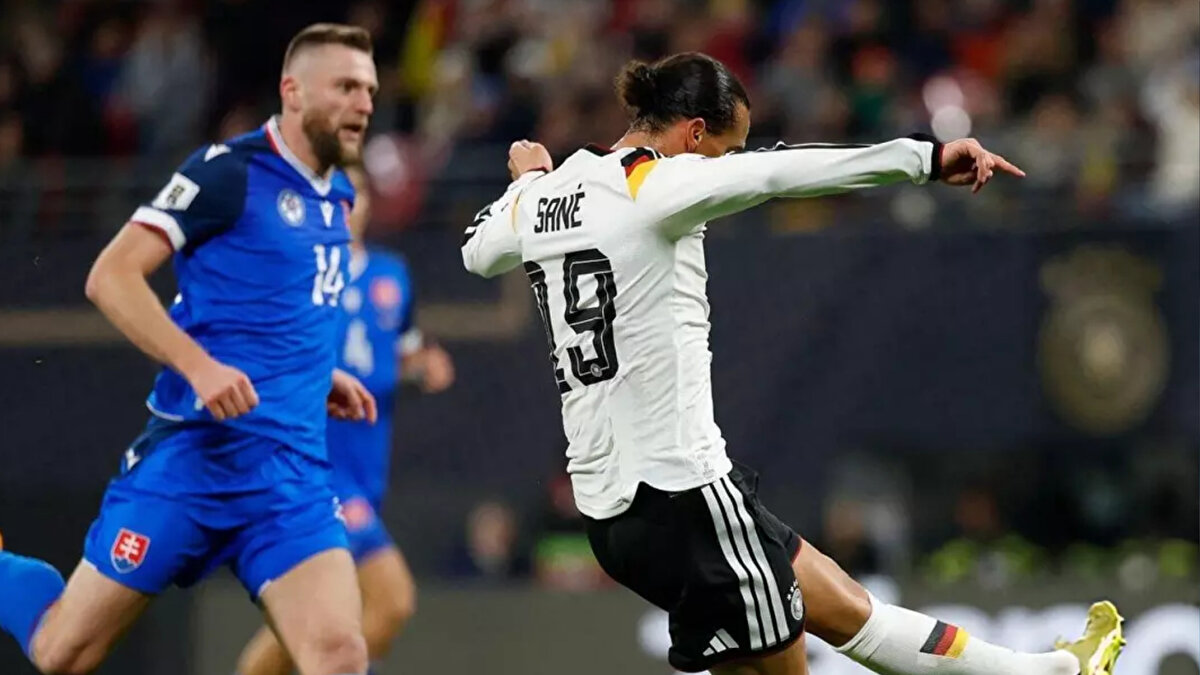 SKRİNİAR'IN HATASI 4. GOLÜ GETİRDİ<br><br>Slovakya savunmasında Milan Škriniar’ın taç çizgisine yakın bölgede yaşadığı top kaybı, Almanya’nın farkı büyüttüğü pozisyonun başlangıcı oldu. Bu hatayı iyi değerlendiren Almanya, hızlı bir şekilde gelişen atakta Sané’nin ikinci golünü bulmasını sağladı ve rakibini moral olarak oyundan düşürdü.