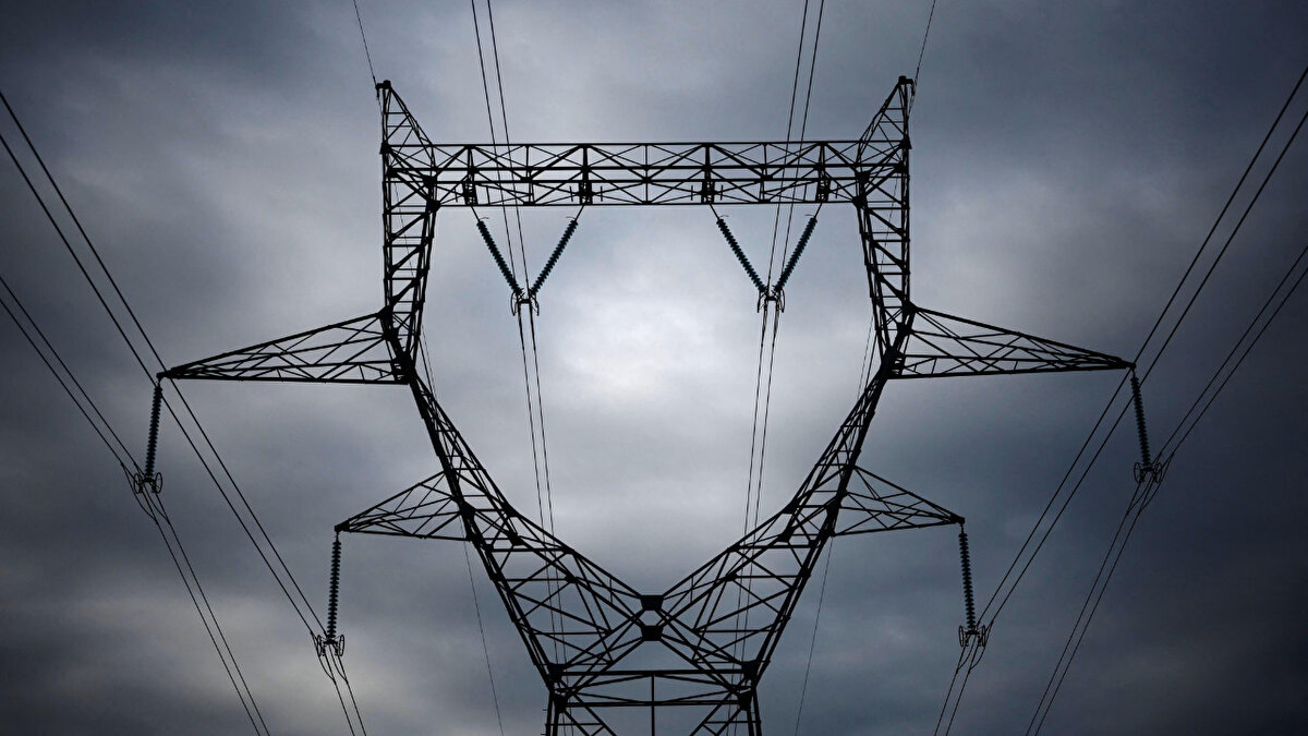 Vatandaşlara kritik uyarı<br><br>BEDAŞ, özellikle elektronik cihaz kullanan abonelerin planlı kesinti saatlerini takip etmeleri, kesinti öncesinde gerekli tedbirleri almaları ve enerji geldiğinde oluşabilecek voltaj dalgalanmalarına karşı dikkatli olunması gerektiğini hatırlattı.