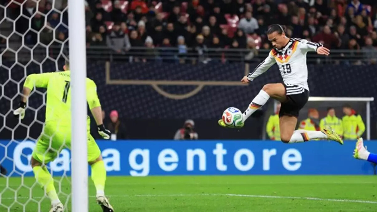 İlk yarının son bölümünde Alman hücum hattı etkisini artırırken, Wirtz ve Sane arasındaki uyum dikkat çekti. Genç orta saha oyuncusunun iki asistinde de doğru yer alan Sane, Almanya’nın elemelerdeki en net hücum setlerinden birine imza atmasına katkı verdi.